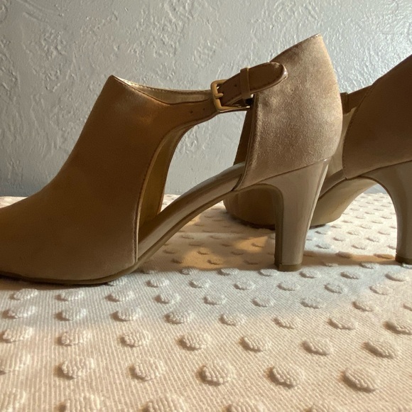 BANDOLINO Tan Women’s Cutout Booties - Picture 11 of 16
